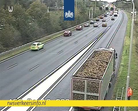 RWSverkeersinfo's tweet photo. "Biet'n, dikke bak met biet'n" op de #A58 tussen Best en Oirschot. De vrachtwagen in kwestie heeft een lekke band aan de rechterzijde, dus dat bie(d)t kansen. We hebben gevraagd een bietje tempo te maken, want wortelschieten doen ze maar in de grond. https://t.co/dpKhEV6UBy