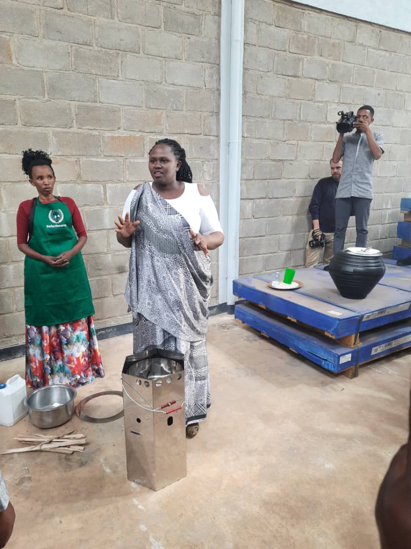 ProfemmesTH's tweet photo. #Save80 stove set benefits:

➡️ #Save 80% of cooking fuel. 
➡️ #Save time: Now cooking beans take only 30 minutes to cook. 
➡️ #Save money - Where 2000Rwf replaces 1 sack of charcoal.
➡️ #Reduced indoor air pollution is better health
➡️ #With the wonder box you cook without fuel. https://t.co/k1DCYRVf89