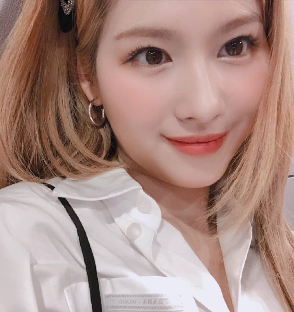 sanapics's tweet photo. she’s the definition of beauty https://t.co/XFIvQ5p5wj