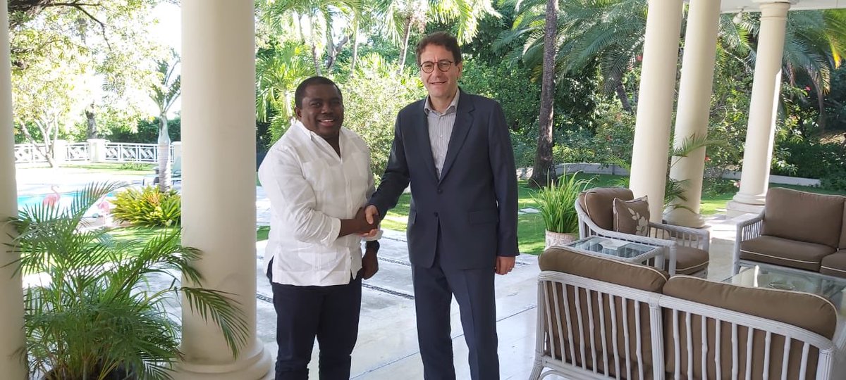 avokapepla's tweet photo. Mwen te gen yon bèl echanj Maten an ak Anbasadè Fransè a,Fabrice Mauriès,nan Rezidans li.Rankont la te fèt sou Sitiyasyon general Peyi a ak sou Negosyasyon Politik yo.Mwen te Pwofite ekspoze Pozisyon SDP akPozisyon Komisyon dyalòg 11 Septanm nan.Le dialogue,c’est la seule option. https://t.co/14Bp5i00Hn