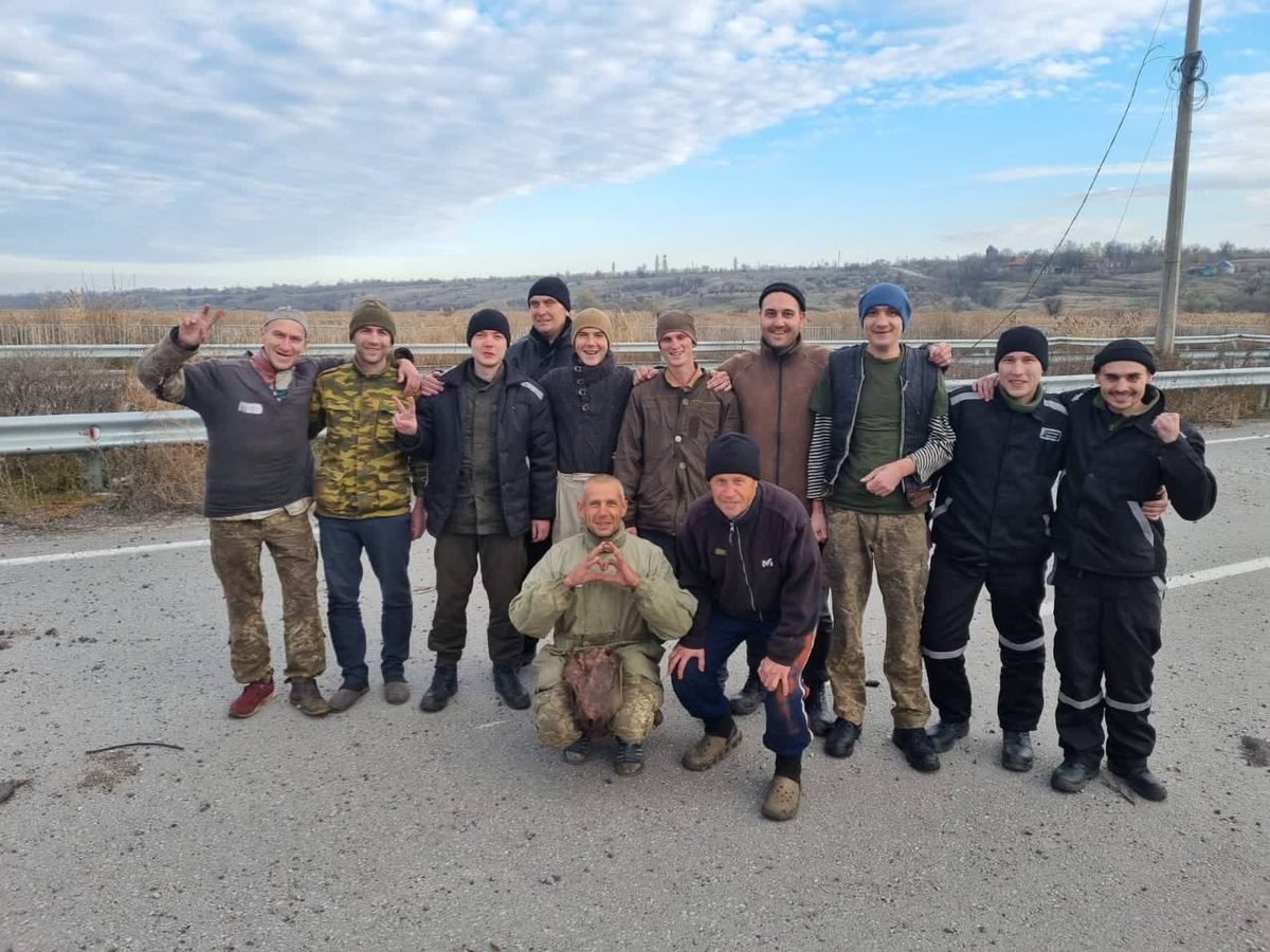 XeniaUA's tweet photo. Такі новини хотілося би чути кожного дня - ВОНИ ВДОМА!
ВОНИ ПОВЕРНУЛИСЯ!!!Відбувся новий обмін полоненими, наша країна повернула ще 107 своїх громадян! https://t.co/7XOOM6PklZ