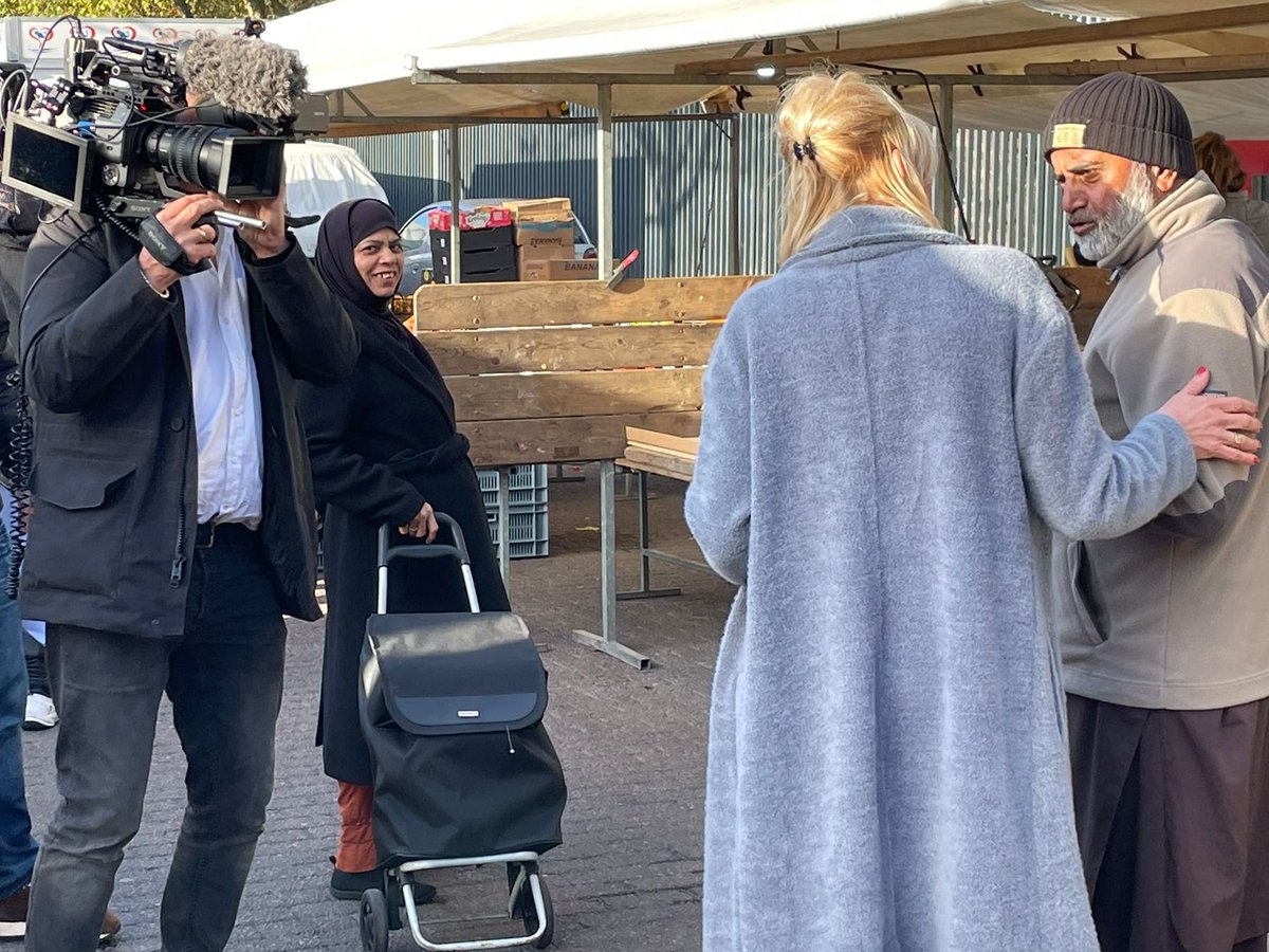 ORR_nl's tweet photo. Marianne trekt graag de stad in om met Rotterdammers te kletsen over wat een ombudsvrouw precies doet. Een cameraploeg volgde haar voor het @RTL4 programma Buitengewoon Nederland. Binnenkort te zien op de buis.📺 Hoe leuk is dat!

#ombudsvrouw #rotterdam #afrikaandermarkt #rtl https://t.co/q9aY6vWPHH