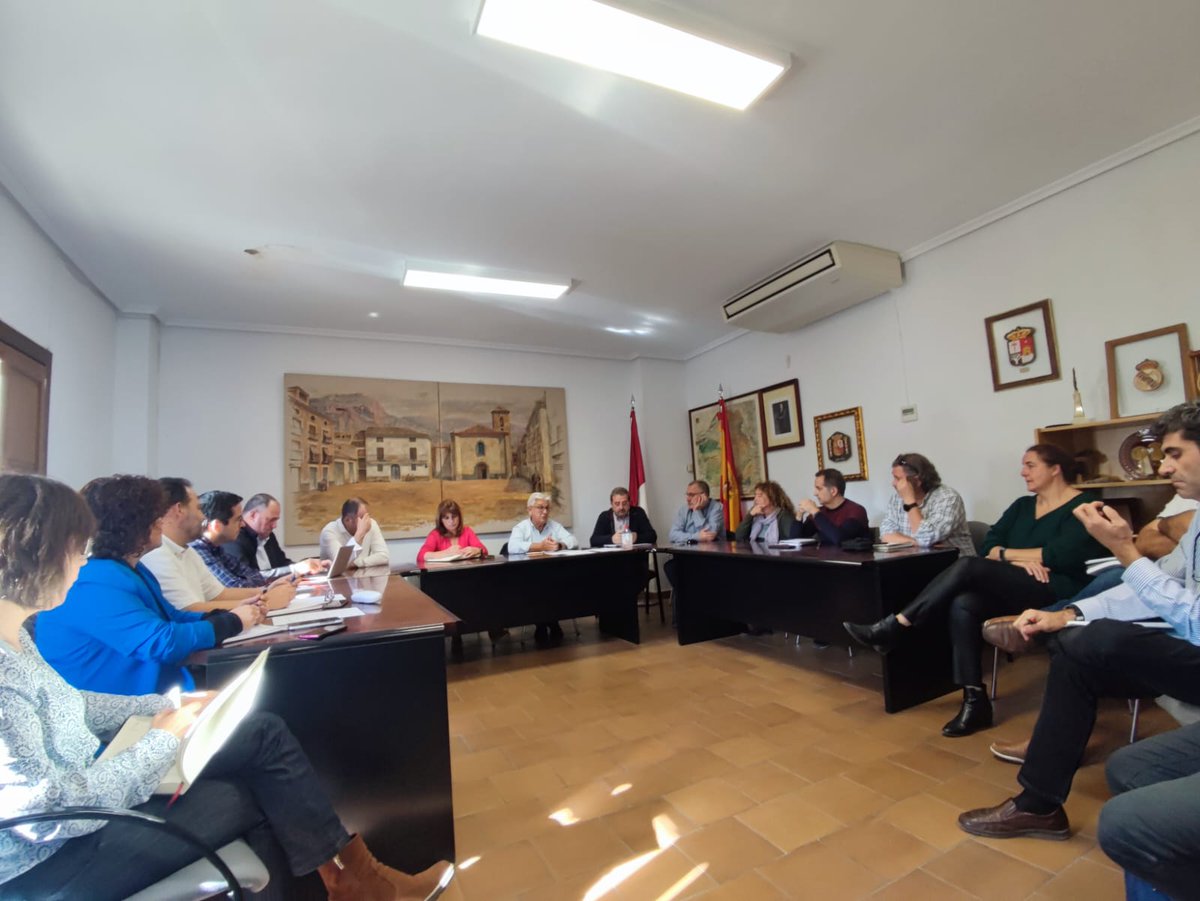 RECAMDER's tweet photo. #RECAMDER y los #GruposdeAcciónLocal trataron en #Nerpio diferentes temas, entre ellos la apuesta por reducir los desequilibrios entre los territorios. 
Además visitaron un camping beneficiario de las ayudas #Leader que gestiona el Grupo Sierra del Segura.
https://t.co/P9n1fSlLyG https://t.co/VcgMUMkKNM