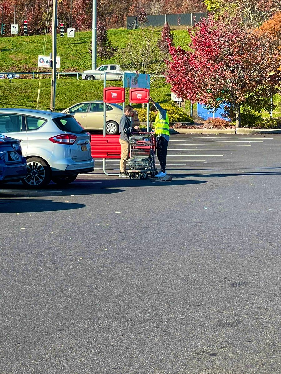 learndaley's tweet image. Vocational skills are best taught on-sight. Thank you Hannaford in Highland for this great weekly experience. @GoMHSDukes