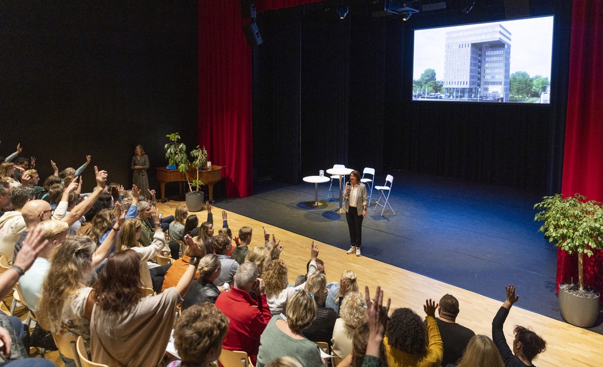 Dunamare's tweet image. Traditiegetrouw rolden we deze week de rode loper uit op voor alle nieuwe medewerkers die onlangs zijn gestart op een Dunamare-school. Het doel: kennismaken met Dunamare onderwijs, het bestuur én elkaar.  Lees het verslag: dunamare.nl/nieuws/welkom-…