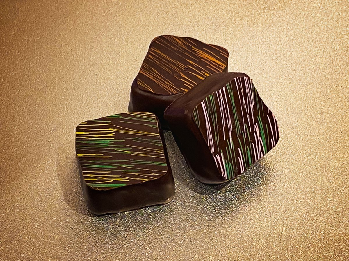 VizioVirtu's tweet photo. Limoni di Sorrento...soffice #caramello e sale scozzese...morbida #ganache all'#albicocca...tutto ricoperto da uno strato sottile di #cioccolato.
Piccoli #peccati in grado di regalare un’ esperienza unica di #piacere.
Solo da #viziovirtu #venezia https://t.co/PY562Jcji4