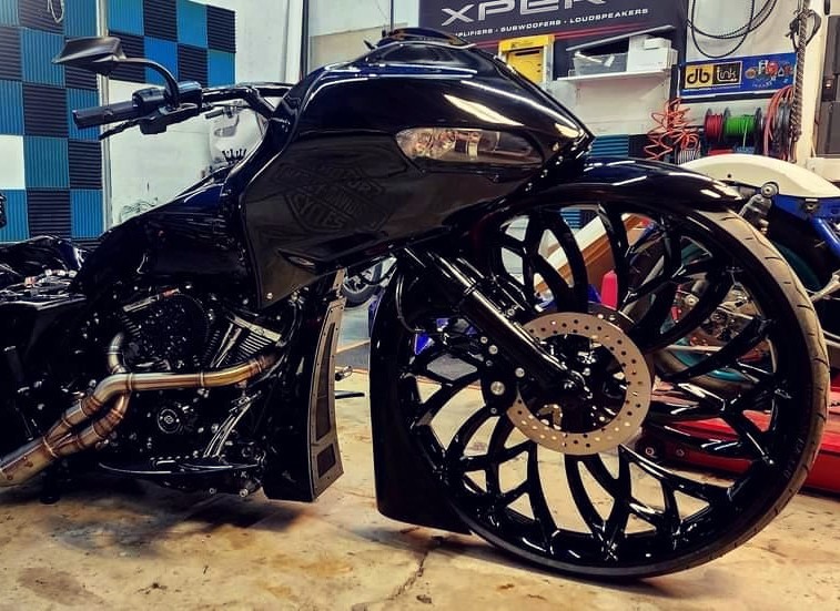 Smt_MachiningCo's tweet photo. Blacked out 34" 3D Crusade.
#smtwheels #smtmachining #harley #bigwheelbaggers #34kings #3dkings #roadglide https://t.co/WisAeTZhUG