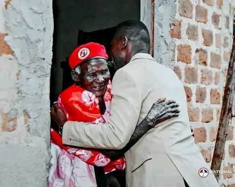 BkmMusisi's tweet photo. Love for #Fadha is unconditional..Now I challenge you to post your #President with such Unconditional #love photo 
#Bring back our people
#Bobi my President https://t.co/HaTV84ljNx