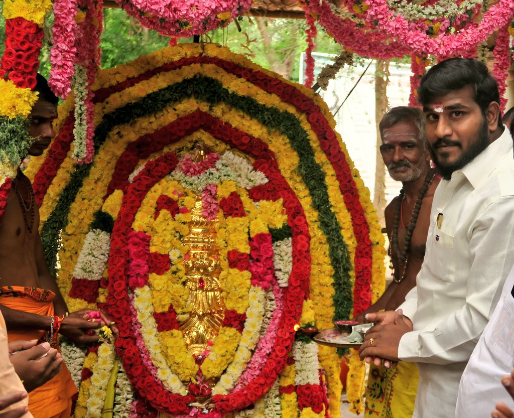 GuruKanalarasan's tweet photo. தஞ்சை மண்ணை தலைநகரமாக கொண்டு நாட்டை தன் விரல் அசைவில் ஆட்சி புரிந்தவர் போர்க்களத்தை வென்று புலி கொடியை நிலை நாட்டியவர் #கங்கை_கொண்டான் #கடாரம்_வென்றான் https://t.co/Db0esvVllE