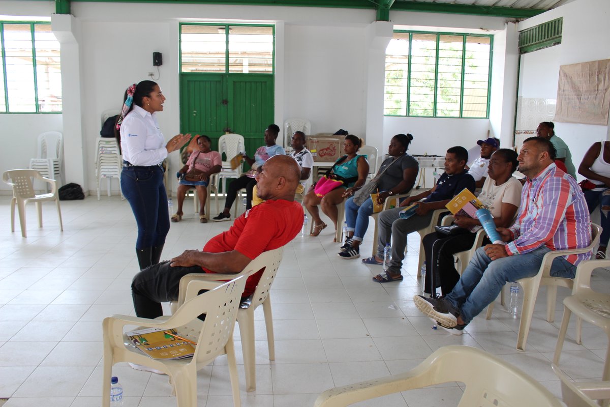 FedepalmaOrg's tweet photo. Realizamos dos Talleres de Formación en finanzas personales y microfinanzas en Tumaco junto con @Asobancaria, donde participaron productores, trabajadores y líderes de comunidades en la #ZonaSuroccidental, donde se les brindó información sobre ahorro y finanzas personales. https://t.co/uFPCpPDnZL