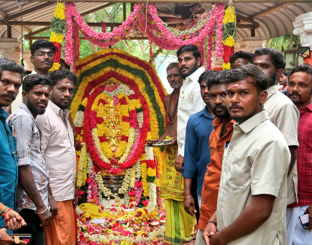 GuruKanalarasan's tweet photo. தஞ்சை மண்ணை தலைநகரமாக கொண்டு நாட்டை தன் விரல் அசைவில் ஆட்சி புரிந்தவர் போர்க்களத்தை வென்று புலி கொடியை நிலை நாட்டியவர் #கங்கை_கொண்டான் #கடாரம்_வென்றான் https://t.co/Db0esvVllE