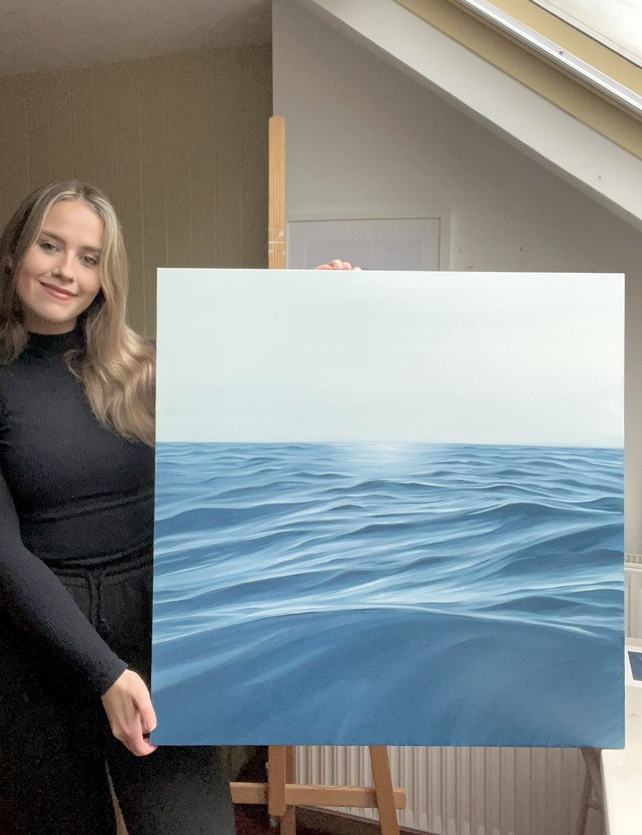 rosierowellart's tweet photo. Me and my oil painting ‘unmissable’ 🤍 https://t.co/lG86mfPlgc