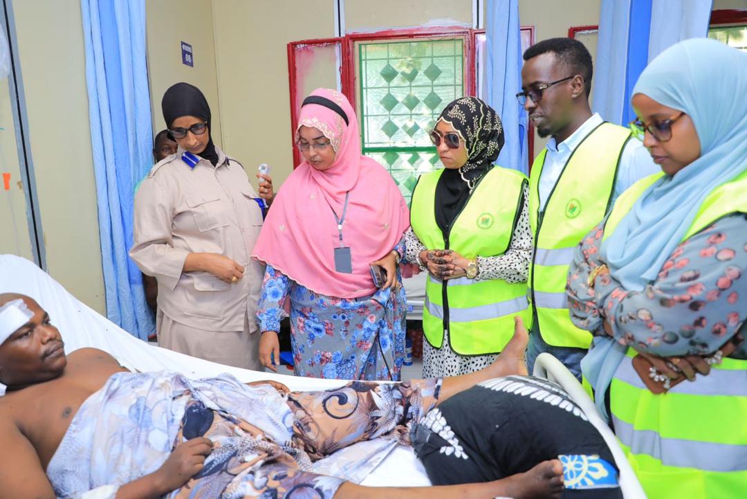 basma_amir's tweet photo. Waxaan Galabta aan gaarsiinay ehelada &amp; Bukaanada kujira isbitaalada Muqdisho dadkii waxyeeladu kasoo gaartay Qaraxyadii Soobe Gurmad ay iska soo uruuriyeen Shacabka iyo Maamulka Degmada Xamarweyne, Si lamid ah waxaan u qeybinay Lacago ay soo sadaqeeysteen Gabdho Soomaaliyeed https://t.co/uu1lpWt803