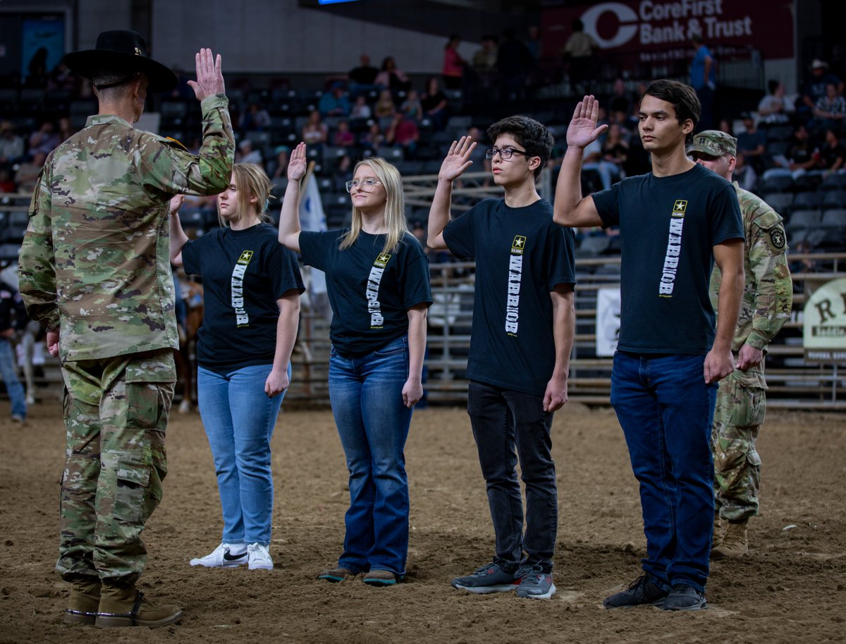 FightingFirst's tweet photo. #ThrowbackThursday | U.S. Army Future Soldiers took their Oath of Enlistment at the Professional Armed Forces Rodeo in Topeka.

More photos here ⬇️
https://t.co/9CN8KDq9Jy

@USArmy  | #PAFRA | @RodeoPAFRA | #MeetYourArmy | @Knell_Danger9 https://t.co/cslFNxLFFD