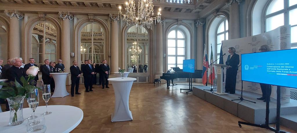 Celebrazione a Bratislava del Giorno dell’Unità Nazionale e Giornata delle #ForzeArmate 🇮🇹. Grazie al Sottosegretario alla Difesa 🇸🇰 <a href="/MajerMarian/">Marian Majer</a> e a tutti gli ospiti per la partecipazione!

#StrongerTogether