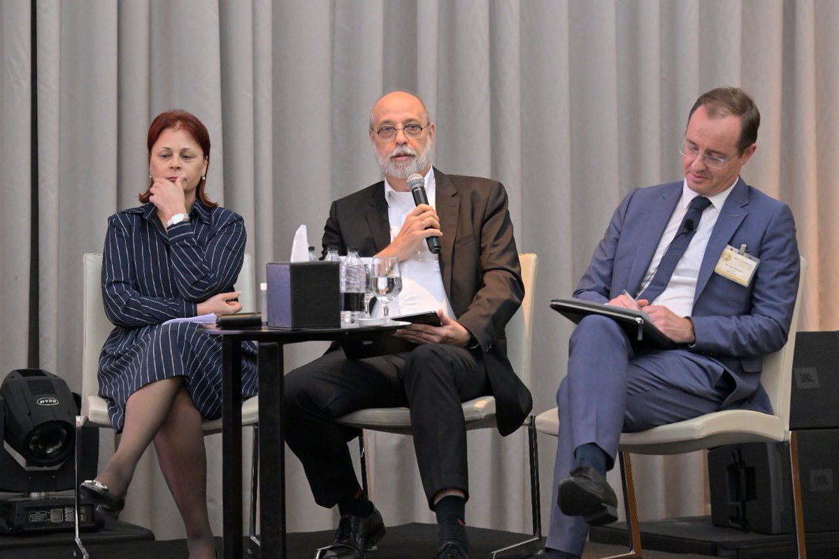 mapconference's tweet photo. CHALLENGES &amp; OPPORTUNITIES FACING THE INDUSTRY moderated by @MazenMhamdan94,w/ Sam Keayes, President #CraneCurrency,Ferenc Szelenyi, MD @GieseckeNews,Marc Schwartz,CEO @MonnaieDeParis, Natasha Ahmetaj,#DeputyGovernor #centralbankalbania &amp;Johannes Beermann,board member @bundesbank https://t.co/FOqpo3UF0M