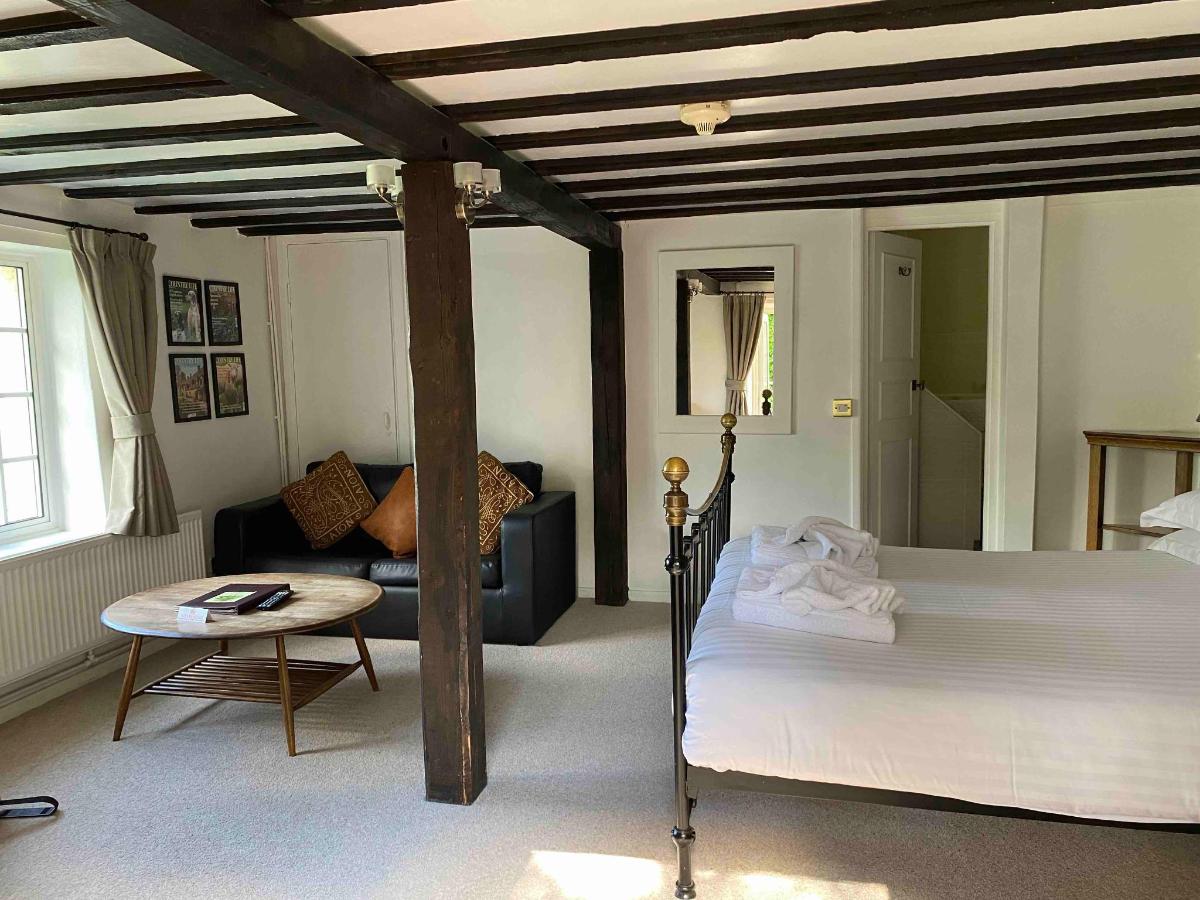 HomeFarmHotel's tweet photo. In keeping with the hotel all the rooms at Home Farm Hotel are individual in character and decor and vary in size from singles to large superior/family rooms. Perfect comfort for a weekend break or longer getaway!
#BeautifulDevon #VisitDevon #AutumnGetaway #WeekendBreak https://t.co/GjeDzmeF41