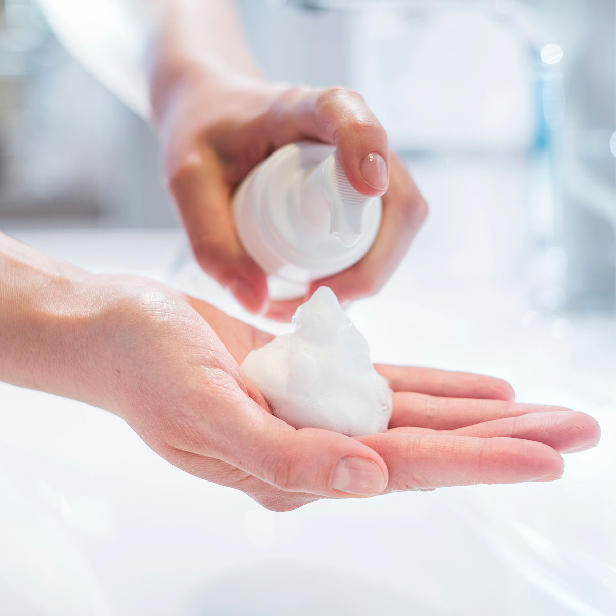 Dermasence's tweet photo. Tägliche Gesichtsreinigung = Gamechanger bei #Akne und unreiner Haut! 💦 Wir empfehlen morgens wie abends eine Reinigung in 2 Schritten.

1⃣. Mousse Reinigungsschaum https://t.co/zkrQkmh4ZW
2⃣. Tonic https://t.co/cyyvV5OSj7 https://t.co/EUEIFxUfJP