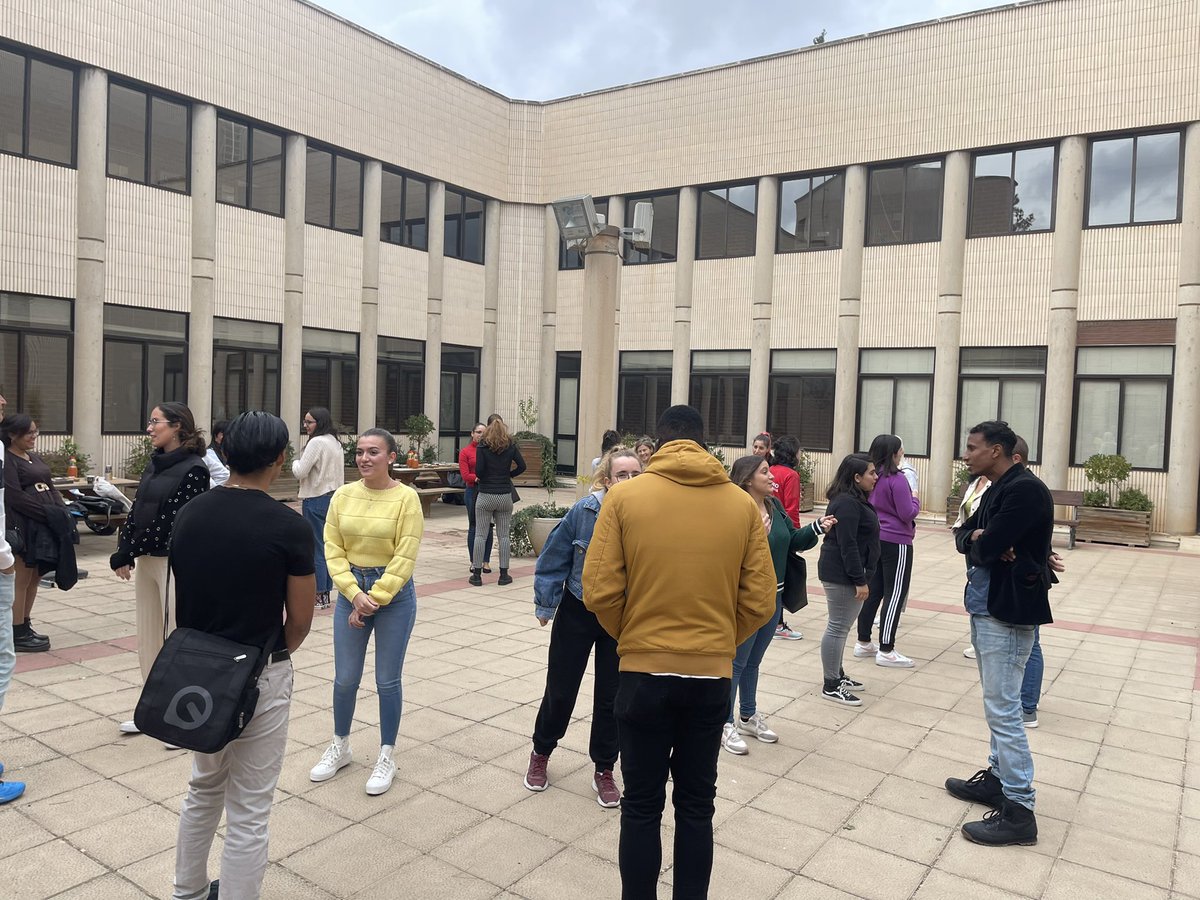 isabelmariago12's tweet photo. Desde @Educacion_Ab de  @uclm_es la profesora Aixa y los estudiantes de tercero del Grado de Primera comparten historias de superación con invitados De la Cruz Roja juventudes En el marco de @EnterCulturas estudiantes contra el racismo @FundlaCaixa https://t.co/Qg9qwqwYz6