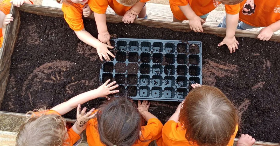 es_cda's tweet photo. Un dia especial, ens han vingut a veure les nines i nins de 2 i 3 anys de l'escoleta Els Taperons de Campos.
Han conegut i alimentat els animals de la granja i treballat en els planters de l'hort!
I dinat d'un bon plat de pasta i fruita. Vos esperam aviat!💚
#campsdaprenentatge https://t.co/y7O84JtbyG