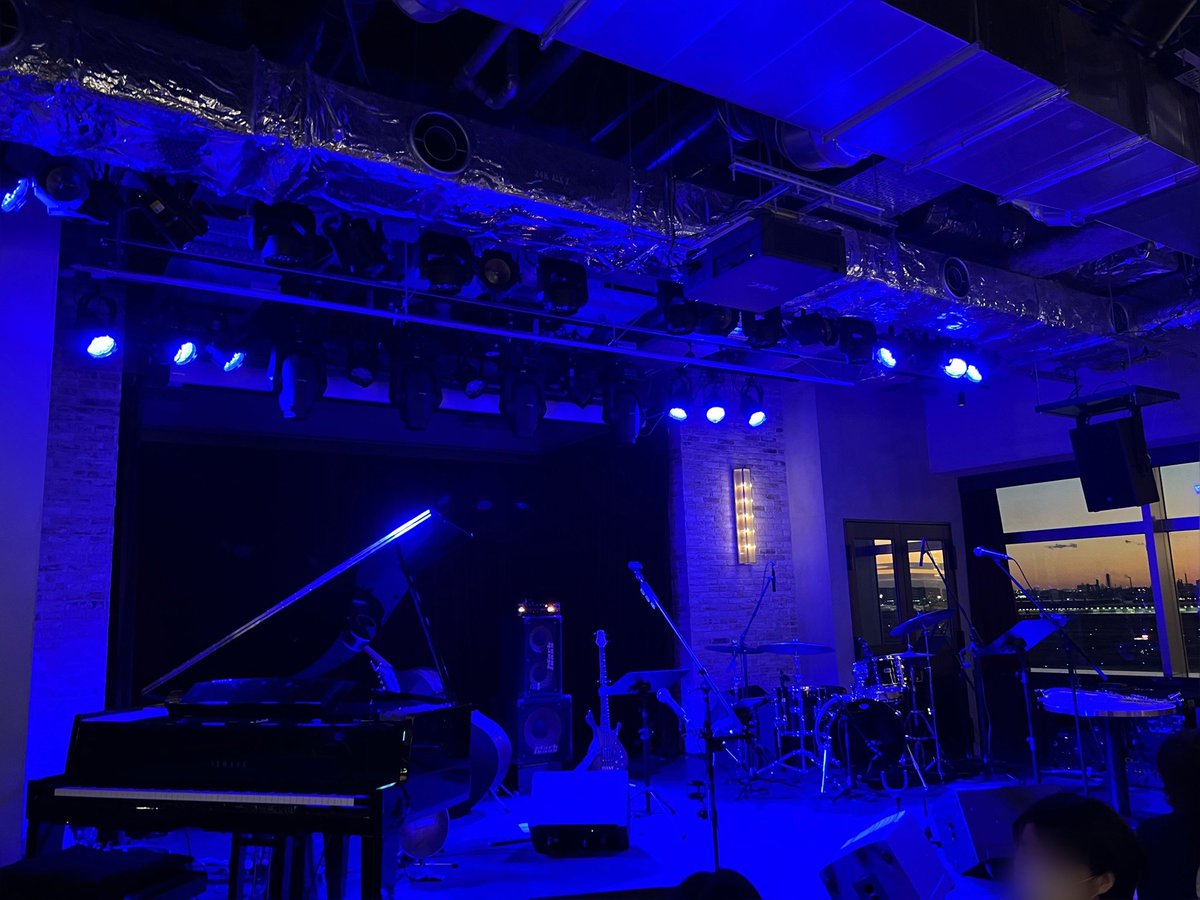yokkoyy's tweet photo. GAKU-MC × YoYo the “Pianoman” 「ラッパーとピアノマンの贈る歌」ツアー初日🎉
時間たっぷり!お互いのリクエスト曲あり!コラボが濃かったー🎶 ゆらゆらカラダが揺れる素敵な演奏に沁みる詞。楽しかったです!🥰
そして帰りに駅で見た月が綺麗でした🌙✨
#GAKUMC
#YoYothePianoman
#SwingRap https://t.co/Swwak5ZO3v