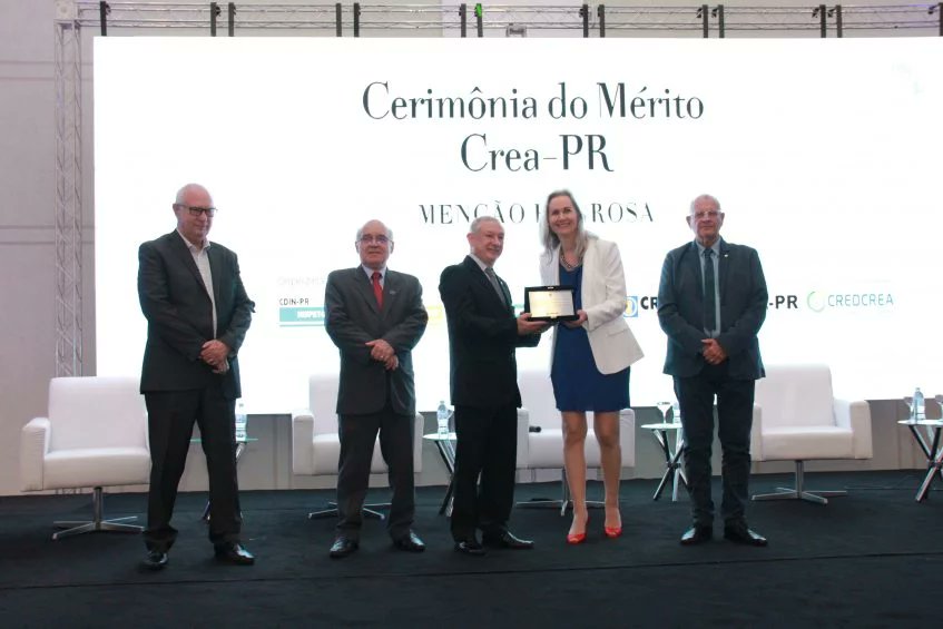 Notícia que muito nos alegra: recebemos uma menção honrosa do <a href="/CREA_PR/">CREA-PR</a> 
Nossa Chefe Adjunta de Transferência de Tecnologia, Edina Moresco, nos representou no evento.
Clique na notícia para saber como foi: embrapa.br/busca-de-notic…