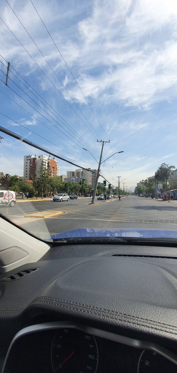 mpaber's tweet image. PRECAUCIÓN! Poste chocado, con su base destruída, con inclinación pronunciada frente al acceso al Hospital Barros Lucos por Gran Avenida y sin demarcación de peligro! @SanMiguel_CL @EnelChile @t13 @tudia_13 @biobio @Cooperativa