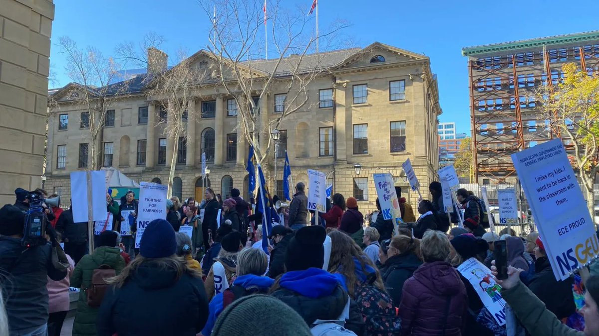 springmagca's tweet image. Hundreds of education workers are on strike in Nova Scotia!

Enough is enough, workers are demanding better working conditions, better pay and stronger public services.

Workers are rallying at the Nova Scotia legislature. #NSpoli #39kIsNotEnough