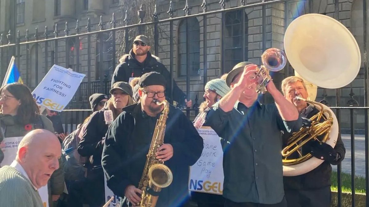 springmagca's tweet image. Hundreds of education workers are on strike in Nova Scotia!

Enough is enough, workers are demanding better working conditions, better pay and stronger public services.

Workers are rallying at the Nova Scotia legislature. #NSpoli #39kIsNotEnough