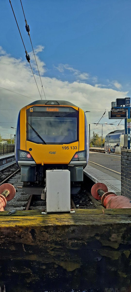 Guard_Amos's tweet photo. Todays #potd comes from Wigan NW @northernassist last in class #caf195133 waits departure for Leeds as an unidentified #caf331 stops alongside with a Liverpool bound service
@railcamlive @PaulMBigland @chris_railway @RailwayMagazine @cheggs1978 @TodaysRailways @Modern_Railways https://t.co/SbPH8sz1SP