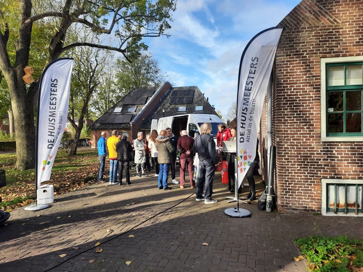 "Een heel team van De Huismeesters en Duurzaam Groningen kwam er dinsdag aan te pas om duurzame materialen uit te delen aan huurders in Vinkhuizen".
 dehuismeesters.nl/over-ons/publi…