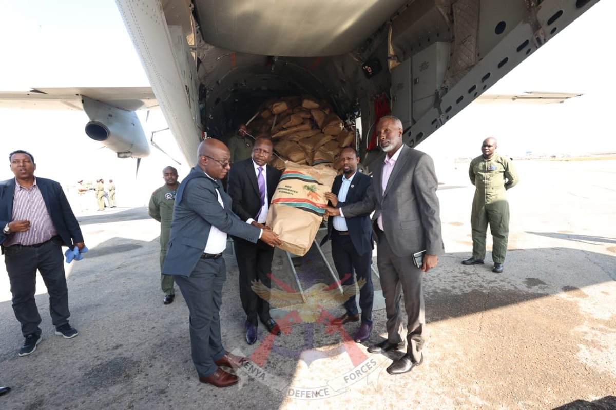 kdfinfo's tweet photo. The   Kenyan Government  has today  delivered a  planeload of emergency relief aid to the government of Somalia following  the devastating bombings undertaken by Al Shabaab militia in Central Mogadishu. 
https://t.co/1mdoTEhZVY https://t.co/yTxkkWDn2A