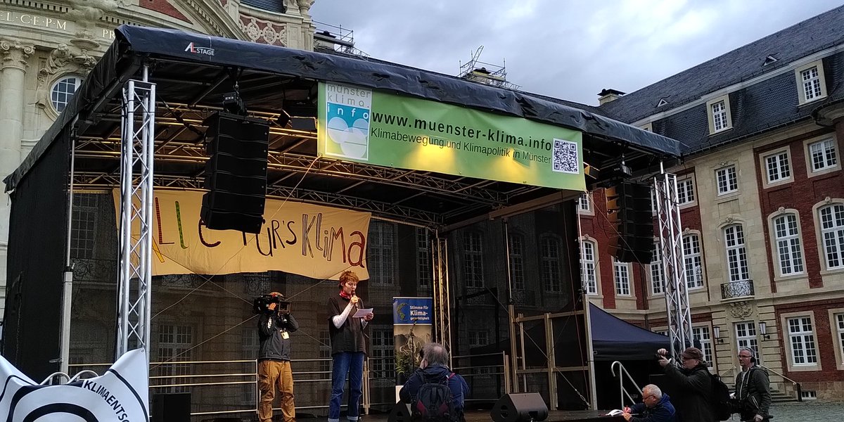 Es geht los mit der Demo der Klimabewegung in Münster. Eva von #FFF ruft dazu Gerechtigkeit zu üben und der Welt zu zeigen, dass sie mehr  ist als die #G7 #muenster