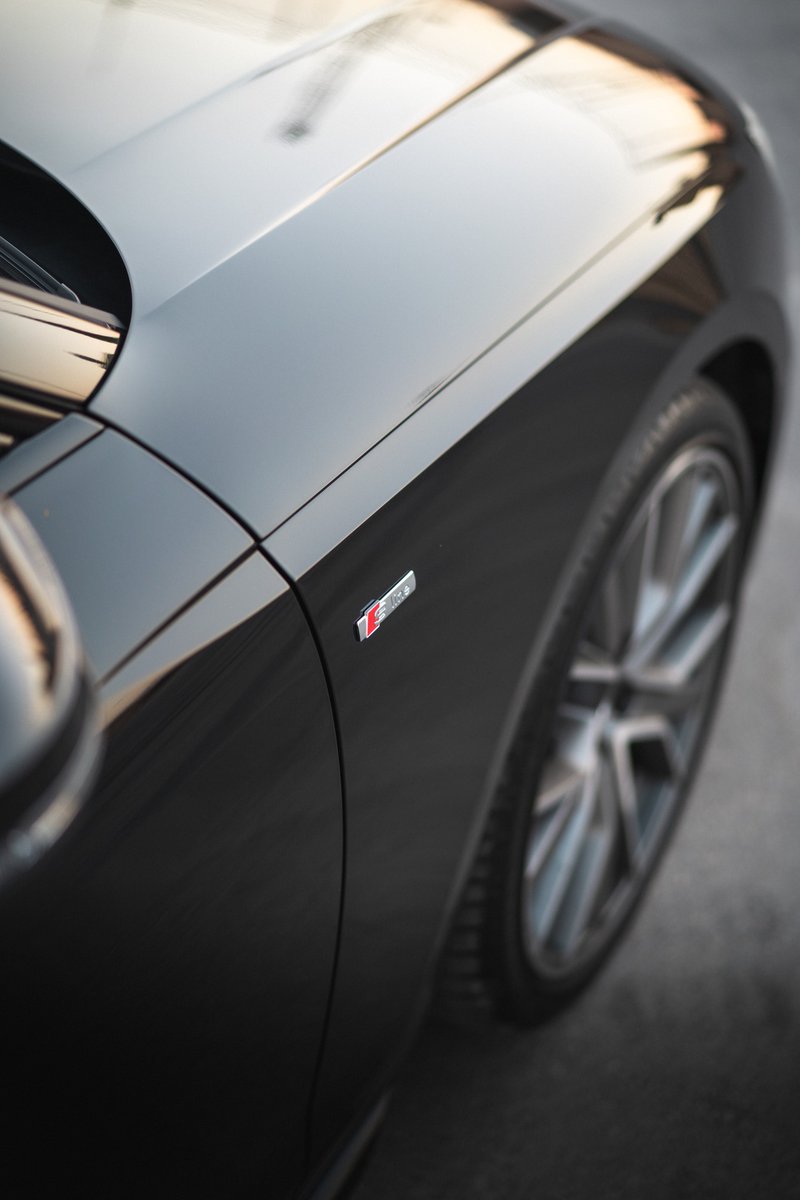 Deportividad en estado puro. Su diseño frontal definido con precisión y su trasera característica, hacen que el carácter deportivo del Audi A4 Sedan se muestre más que nunca.

Descubre más: bit.ly/AudiCanarias-A…

#AudiCanarias #Audi #A4