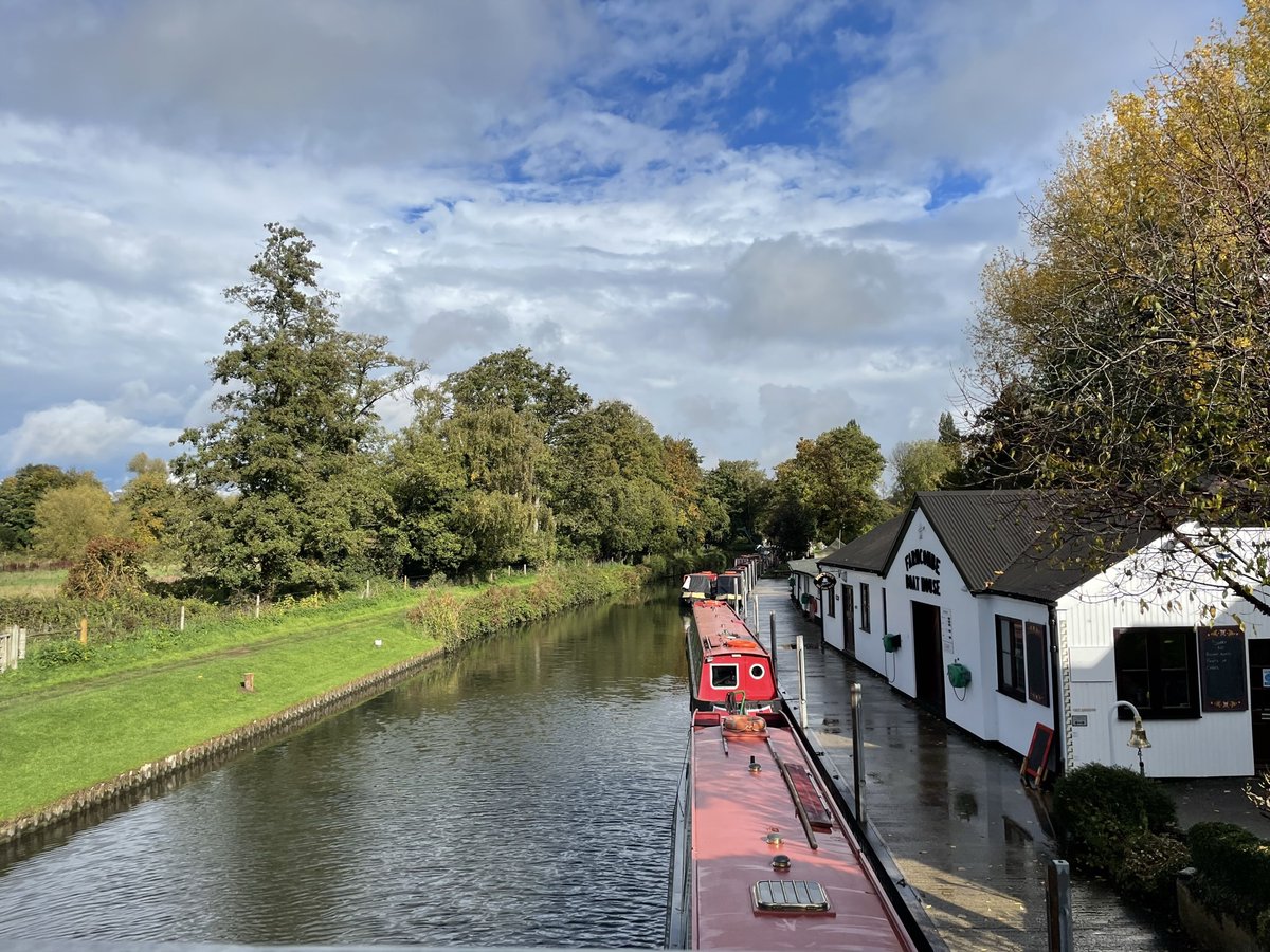 Waterways_Hols's tweet photo. A few autumnal photos 📷 from a couple of weeks ago when team Waterways Holidays had a day out on the River Wey 😊 https://t.co/Vxo5iKvsCD