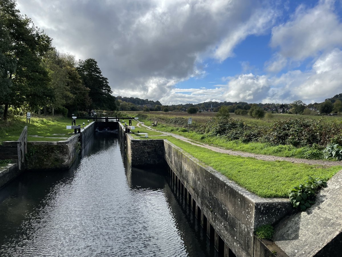 Waterways_Hols's tweet photo. A few autumnal photos 📷 from a couple of weeks ago when team Waterways Holidays had a day out on the River Wey 😊 https://t.co/Vxo5iKvsCD