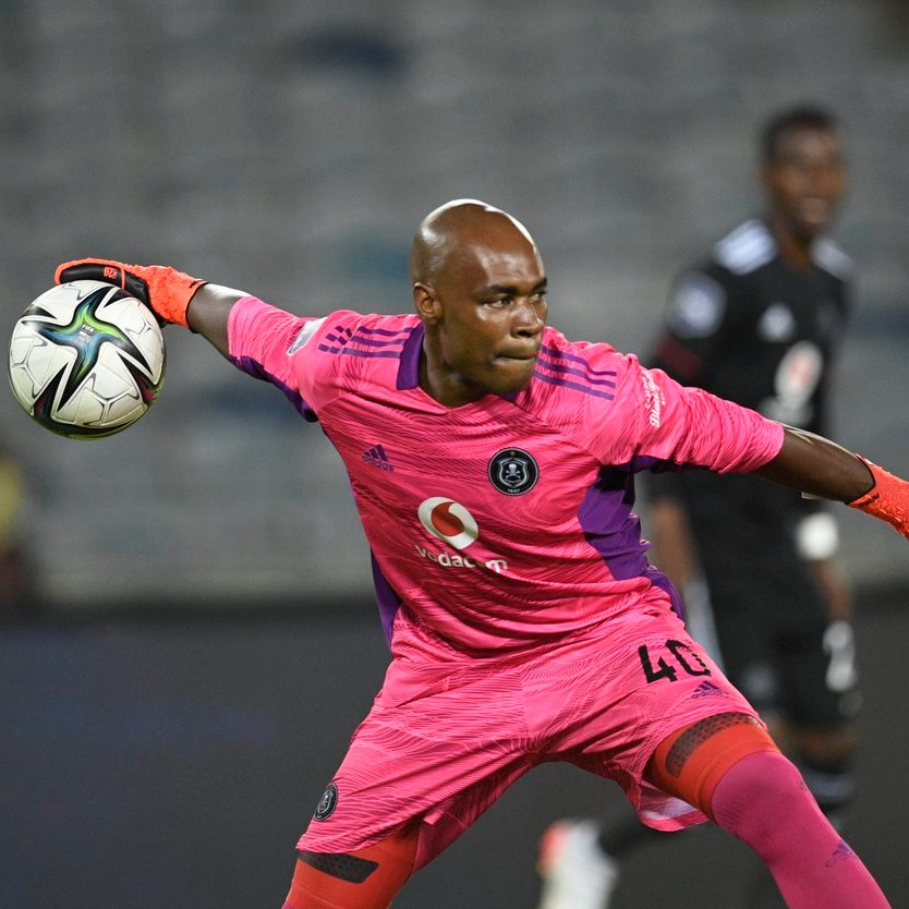 Richard Ofori or Siyabonga Mpontshane...

Which goalkeeper should start for Orlando Pirates in the #MTN8 final? 🤔