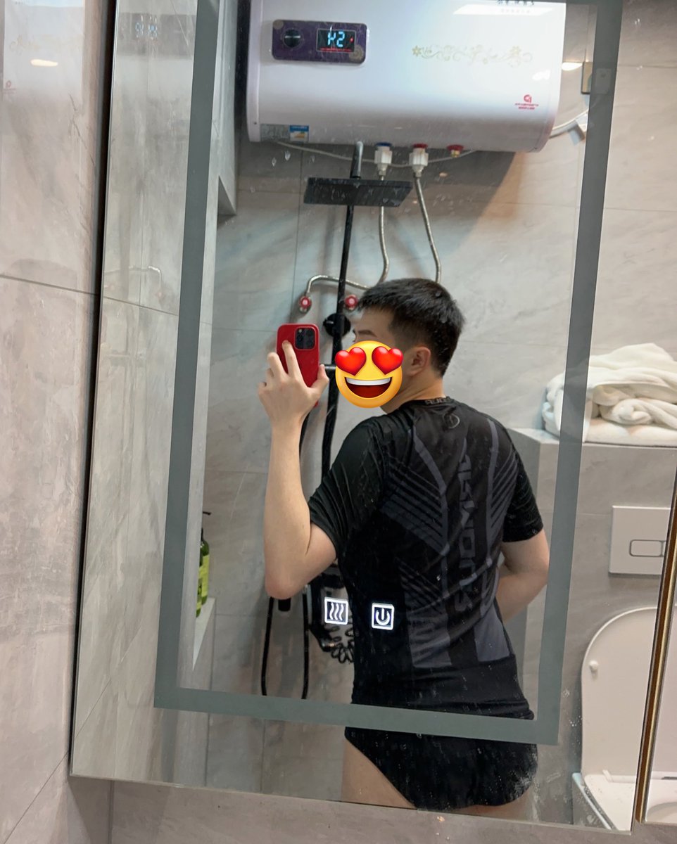 CDRyan0M's tweet photo. 好久没发动态 今晚约了个体院肌肉男
嘿嘿 喜欢穿着双丁🏀白球袜 安德玛运动紧身衣 菊花里夹着狗尾巴肛塞🐶 跪趴在床上🛏️ 等器大活好持久硬的大🐔巴1S 粗口调教猛艹我的无毛白嫩水多骚耐🍑蜜桃翘臀 https://t.co/q06SPqEXxl