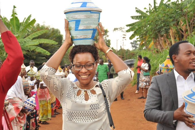 RwandaGender's tweet photo. Minisitiri @BayisengeJn yasuye umuryango @SEVOTAPeace1 ukorera mu Murenge wa #Rukoma  
@Kamonyi , yifatanya n'abyeyi bagize itsinda ryuwo muryango mu muhango wo kujyana agaseke k'amahoro mu rugo rw'umwe mu banyamuryango. https://t.co/fxe4MhibRu