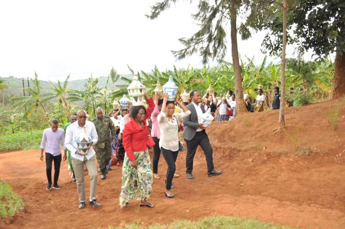 RwandaGender's tweet photo. Minisitiri @BayisengeJn yasuye umuryango @SEVOTAPeace1 ukorera mu Murenge wa #Rukoma  
@Kamonyi , yifatanya n'abyeyi bagize itsinda ryuwo muryango mu muhango wo kujyana agaseke k'amahoro mu rugo rw'umwe mu banyamuryango. https://t.co/fxe4MhibRu