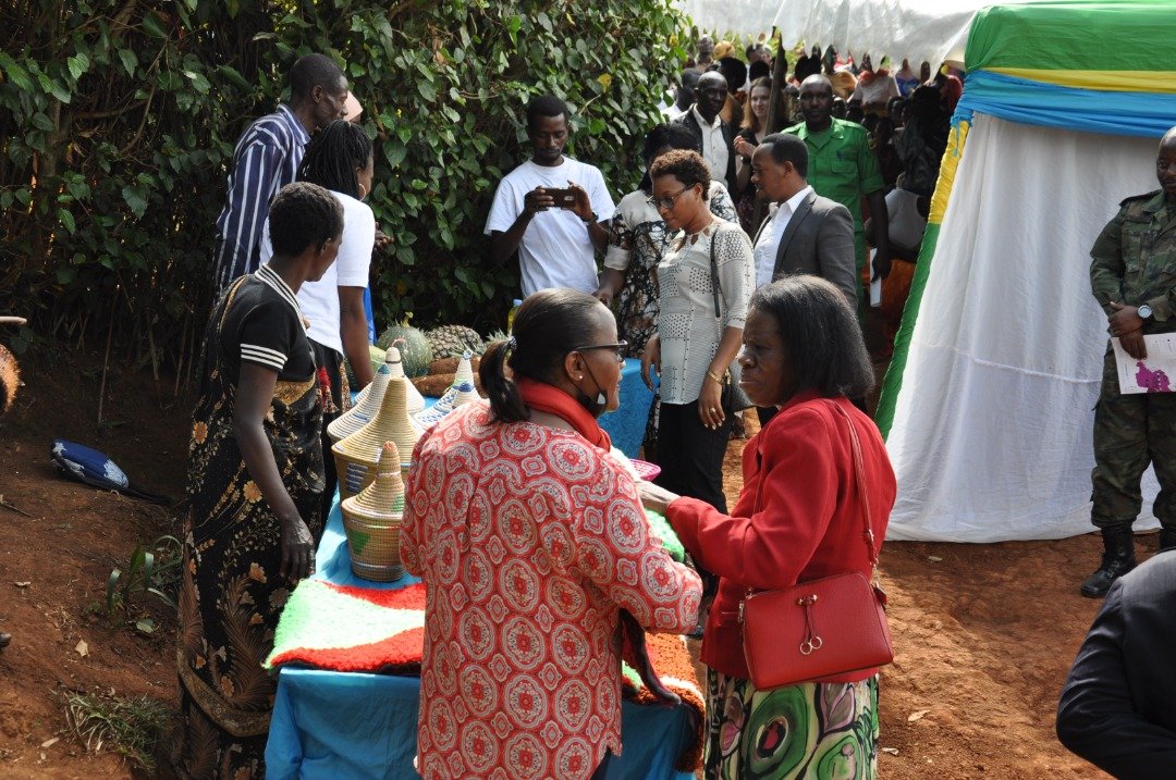 RwandaGender's tweet photo. Minisitiri @BayisengeJn yasuye umuryango @SEVOTAPeace1 ukorera mu Murenge wa #Rukoma  
@Kamonyi , yifatanya n'abyeyi bagize itsinda ryuwo muryango mu muhango wo kujyana agaseke k'amahoro mu rugo rw'umwe mu banyamuryango. https://t.co/fxe4MhibRu