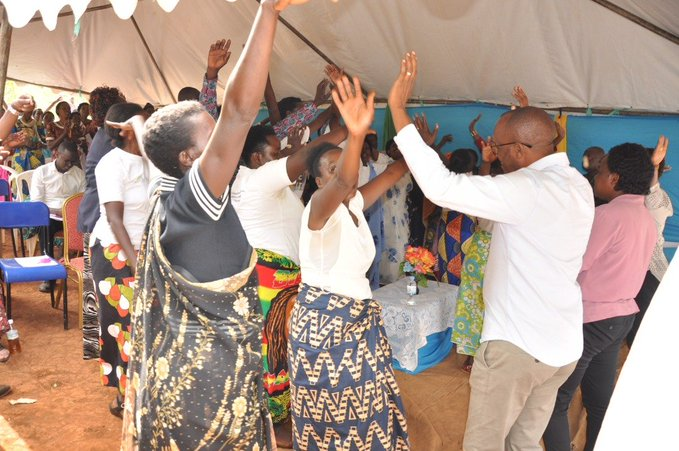 Minisitiri <a href="/BayisengeJn/">Bayisenge Jeannette, PhD</a> yasuye umuryango <a href="/SEVOTAPeace1/">SEVOTA@Peace</a> ukorera mu Murenge wa #Rukoma  
<a href="/Kamonyi/">Kamonyi District</a> , yifatanya n'abyeyi bagize itsinda ryuwo muryango mu muhango wo kujyana agaseke k'amahoro mu rugo rw'umwe mu banyamuryango.