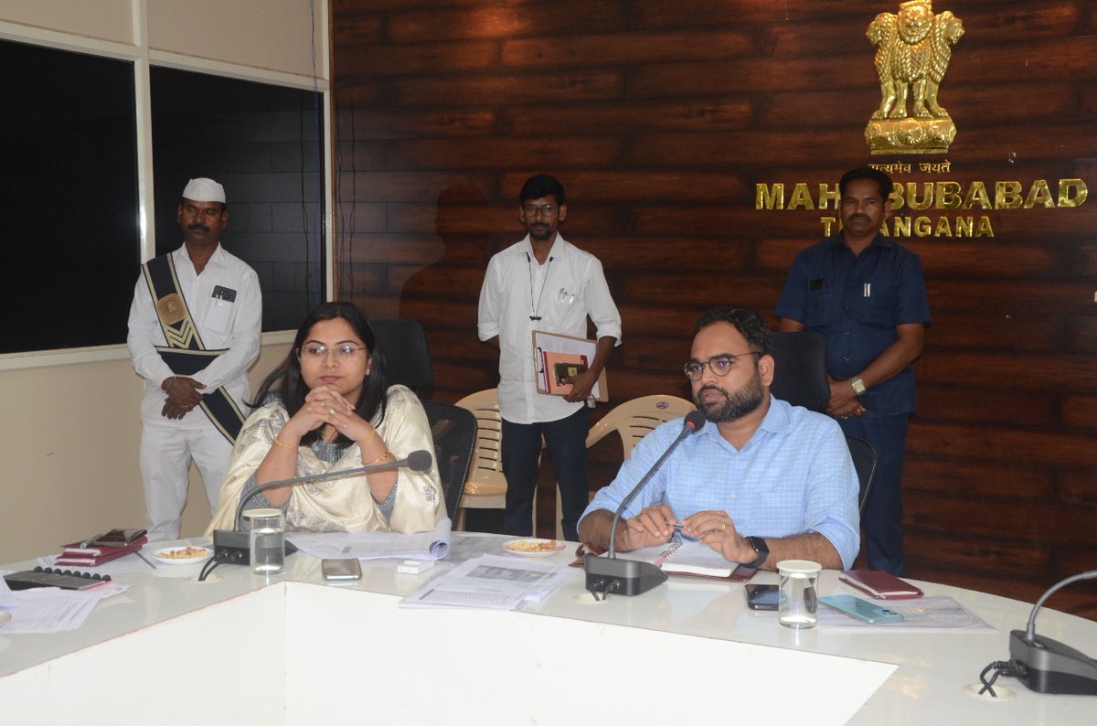 Collector_MBD's tweet photo. గురువారం కలెక్టర్ కార్యక్రమంలో AC(LB) తో కలిసి జిల్లా కలెక్టర్  తెలంగాణ క్రీడా ప్రాంగణాలు సీఎం గిరి వికాసం బర్త్ డెత్ ధ్రువీకరణ పత్రాల జారీ పోషణ అభయాన్ మరుగుదొడ్ల ప్రగతి జాతీయ గ్రామీణఉపాధి హామీ పథకం తదితర అంశాలపై సంబంధిత అధికారులతో వీడియో కాన్ఫరెన్స్ ద్వారా సమీక్షించారు. https://t.co/3gyGMcM8n9