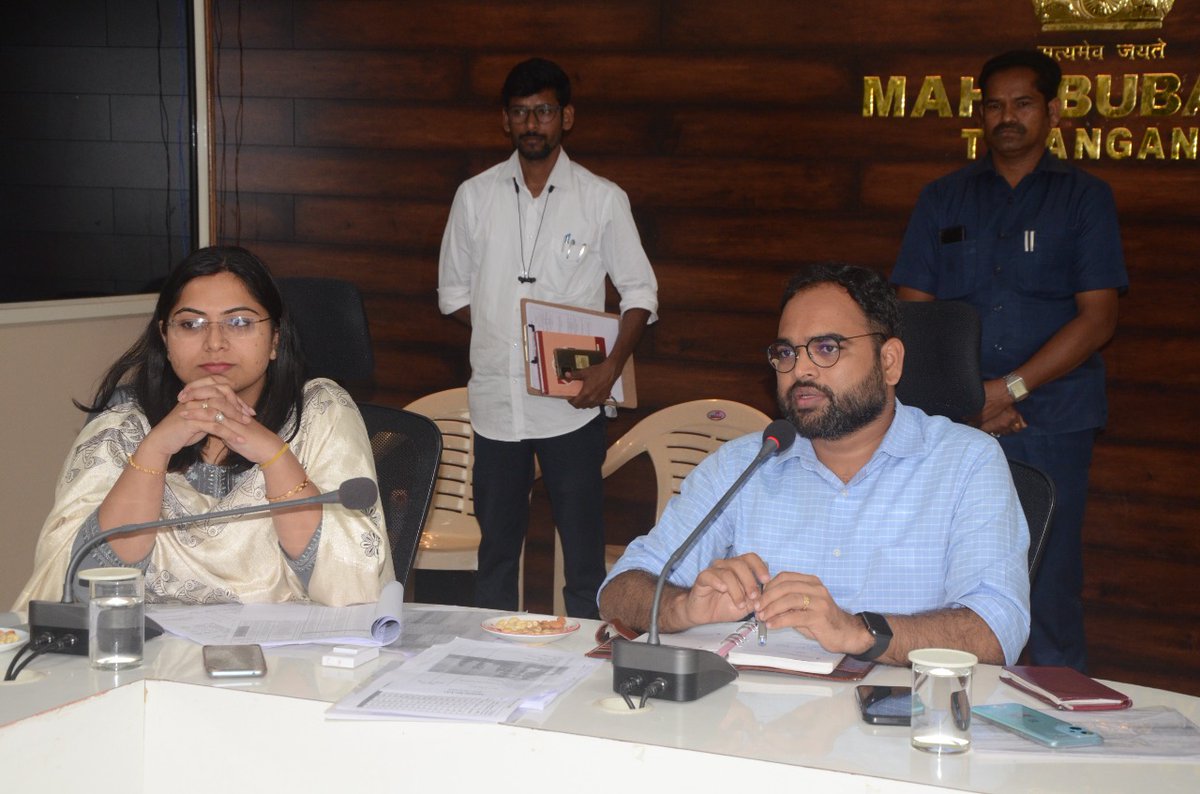 Collector_MBD's tweet photo. గురువారం కలెక్టర్ కార్యక్రమంలో AC(LB) తో కలిసి జిల్లా కలెక్టర్  తెలంగాణ క్రీడా ప్రాంగణాలు సీఎం గిరి వికాసం బర్త్ డెత్ ధ్రువీకరణ పత్రాల జారీ పోషణ అభయాన్ మరుగుదొడ్ల ప్రగతి జాతీయ గ్రామీణఉపాధి హామీ పథకం తదితర అంశాలపై సంబంధిత అధికారులతో వీడియో కాన్ఫరెన్స్ ద్వారా సమీక్షించారు. https://t.co/3gyGMcM8n9