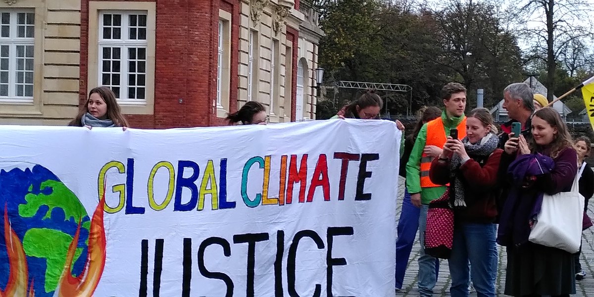 Lisa Kirtz von #cir fordert daher die Emissionen von Treibhausgasen direkt zu vermindern. Ebenso die Defekte des Klimawandels endlich zu reparieren und die internationalen Vereinbarungen einzuhalten.