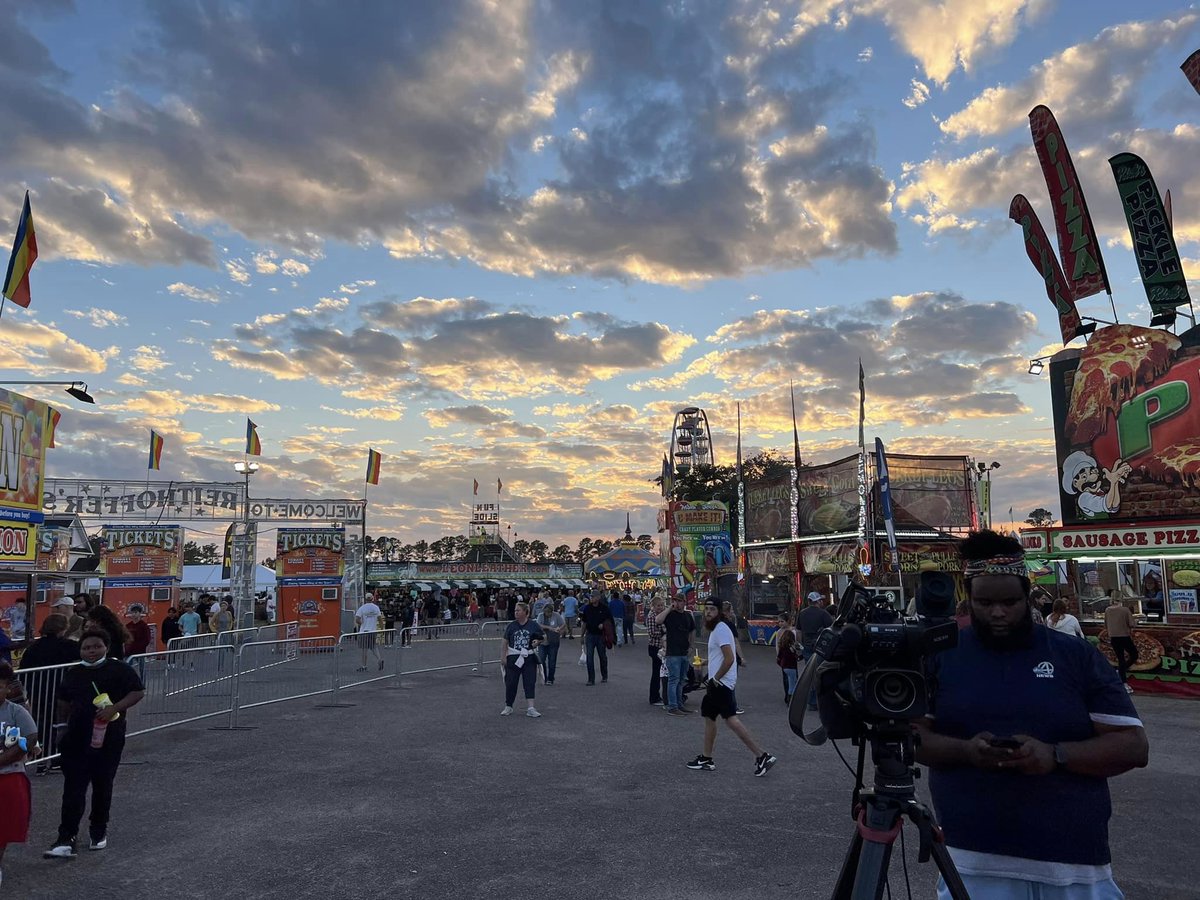 ABCNews4's tweet photo. Our @ABCNews4 crew has been having a blast covering the @CCarolinaFair this year!
The fair runs wraps up this weekend. More info here: https://t.co/RMficYzD1V
@katysolt @MKHPHOTOG @KennedyBuckTV https://t.co/mSjU7BbiJI