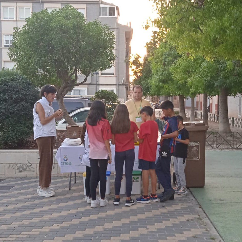 consorcio_crea's tweet photo. ♻ El equipo de Educación Ambiental de Petrer continúa con su labor de sensibilización del contenedor marrón por las plazas y jardines del municipio. La Educación Ambiental es el primer paso para cambiar hábitos. @culturapetrer #organico #compost #CREAmosCompost #CREAmosFuturo https://t.co/kCR4blDOsC