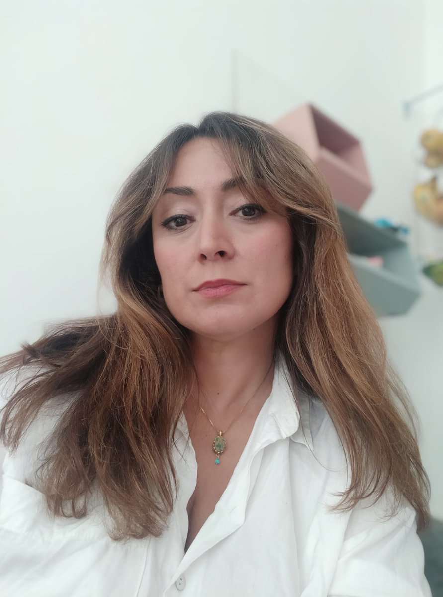 babakazar's tweet image. چند هفته پیش حجاب از سر برداشت و ترجیح داد تا تنها با ۳ فیلم در کارنامه‌اش به یاد آورده شود اما در دروغی که به گفته او  «باعث شده تا  با نوعی تصویر پوشالی از کاراکترهای زن در آثار نمایشی روبه‌رو شویم»، همراه نشود. 
از همکاران سینماگرش که به #اعتصابات_سراسری نپوستند
۱
#مهسا_امینی