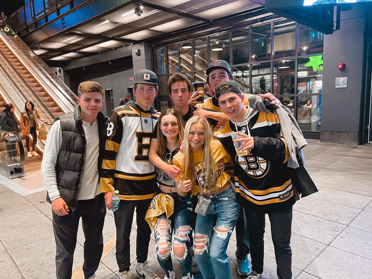 bymandaaa's tweet photo. playoff hockey >> #nhlbruins https://t.co/ikQjSdbGIj