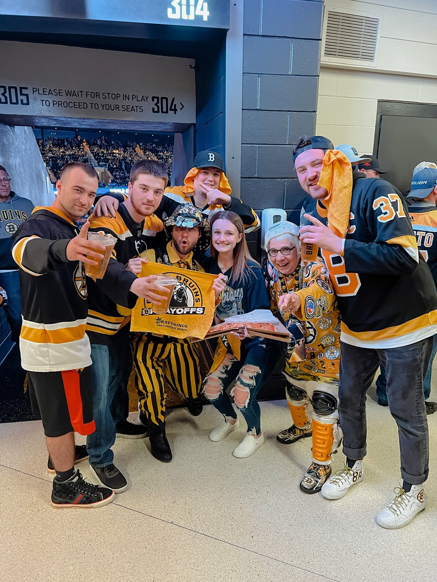 bymandaaa's tweet photo. playoff hockey >> #nhlbruins https://t.co/ikQjSdbGIj